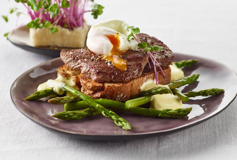 Steaksandwich von der Hüfte mit Spargel, Hollandaise und Ei