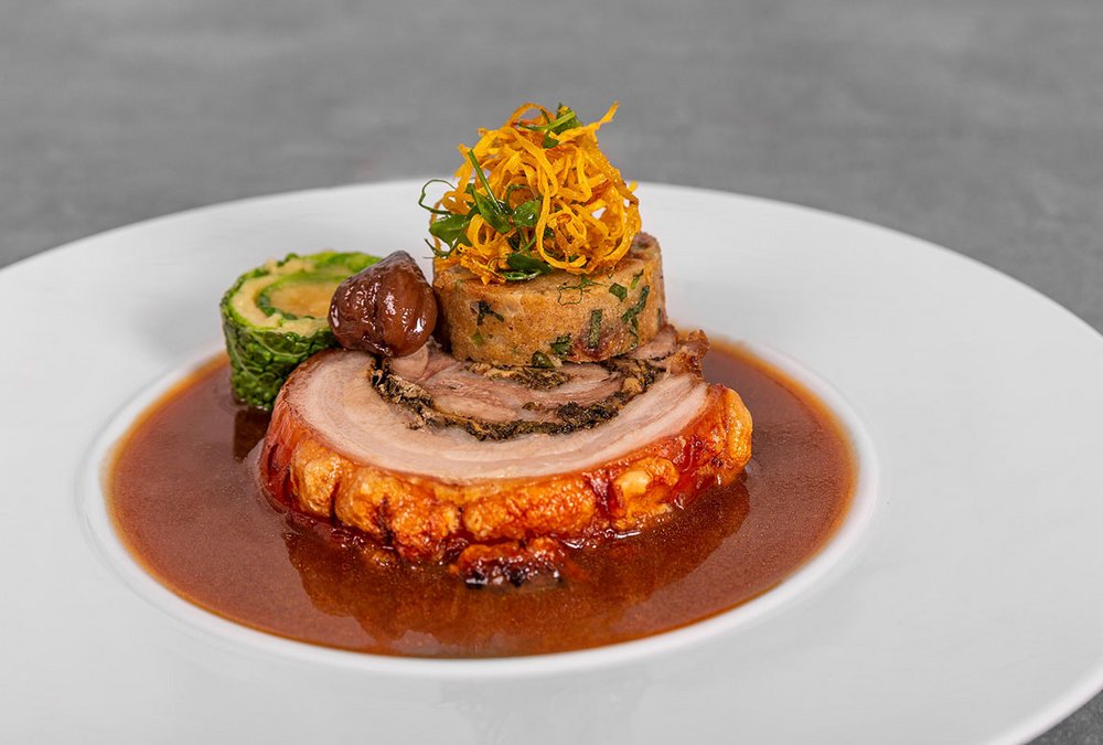 Schweinebauch X-MAS Style mit Schwarzbrotknödel, Maroni, Erdäpfel-Kohlroulade