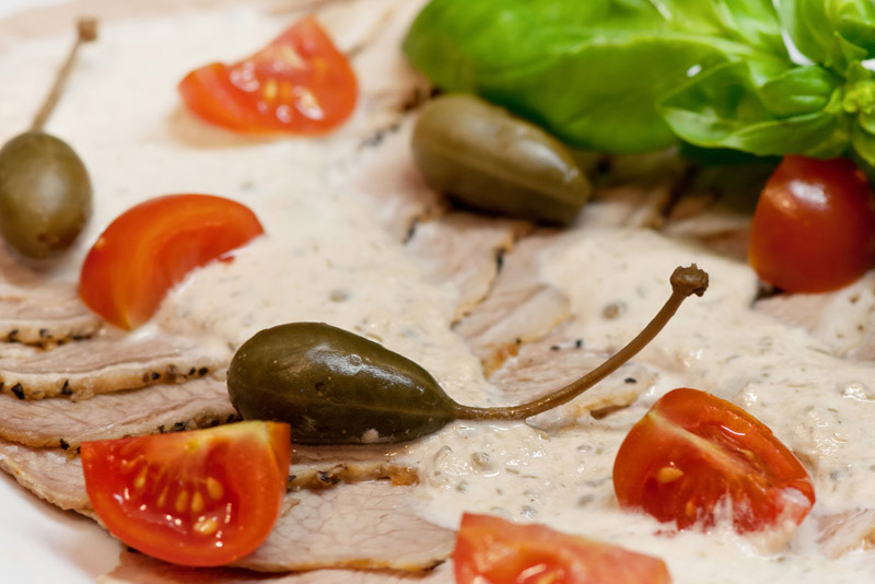 Vitello tonnato (Gekochtes Kalbfleisch mit Thunfischsauce)